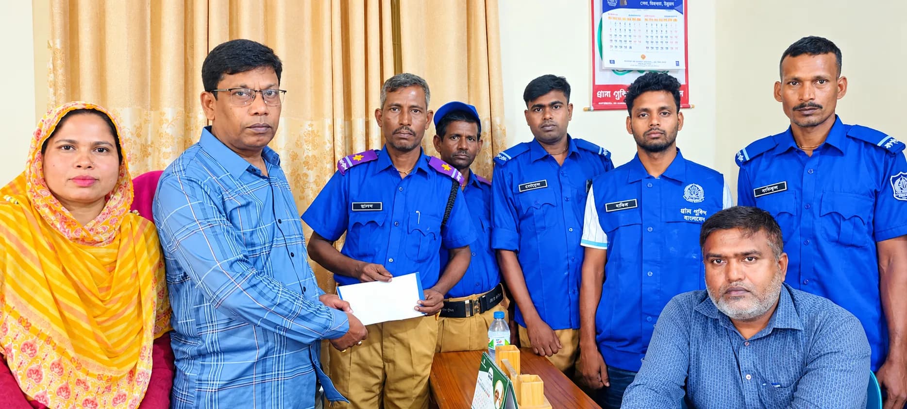 ধুনটে দুর্গাপূজা উপলক্ষে গ্রাম পুলিশদের অনুদান প্রদান