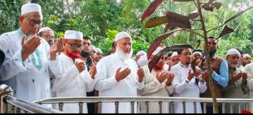 বগুড়ার ধুনটে শহীদ মালেকের কবর জিয়ারত শেষে পথসভায় ভাষণ দিলেন জামায়াত আমীর