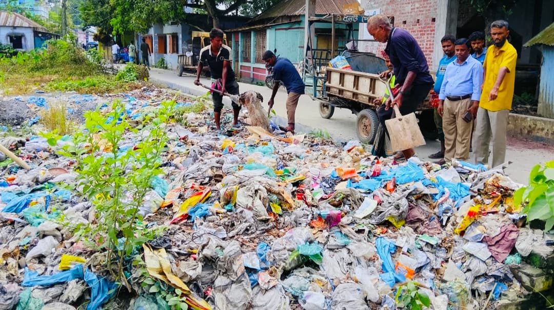 পত্রিকায় খবর প্রকাশ: ধুনটে আবাসিক এলাকার ময়লা অপসারণ শুরু