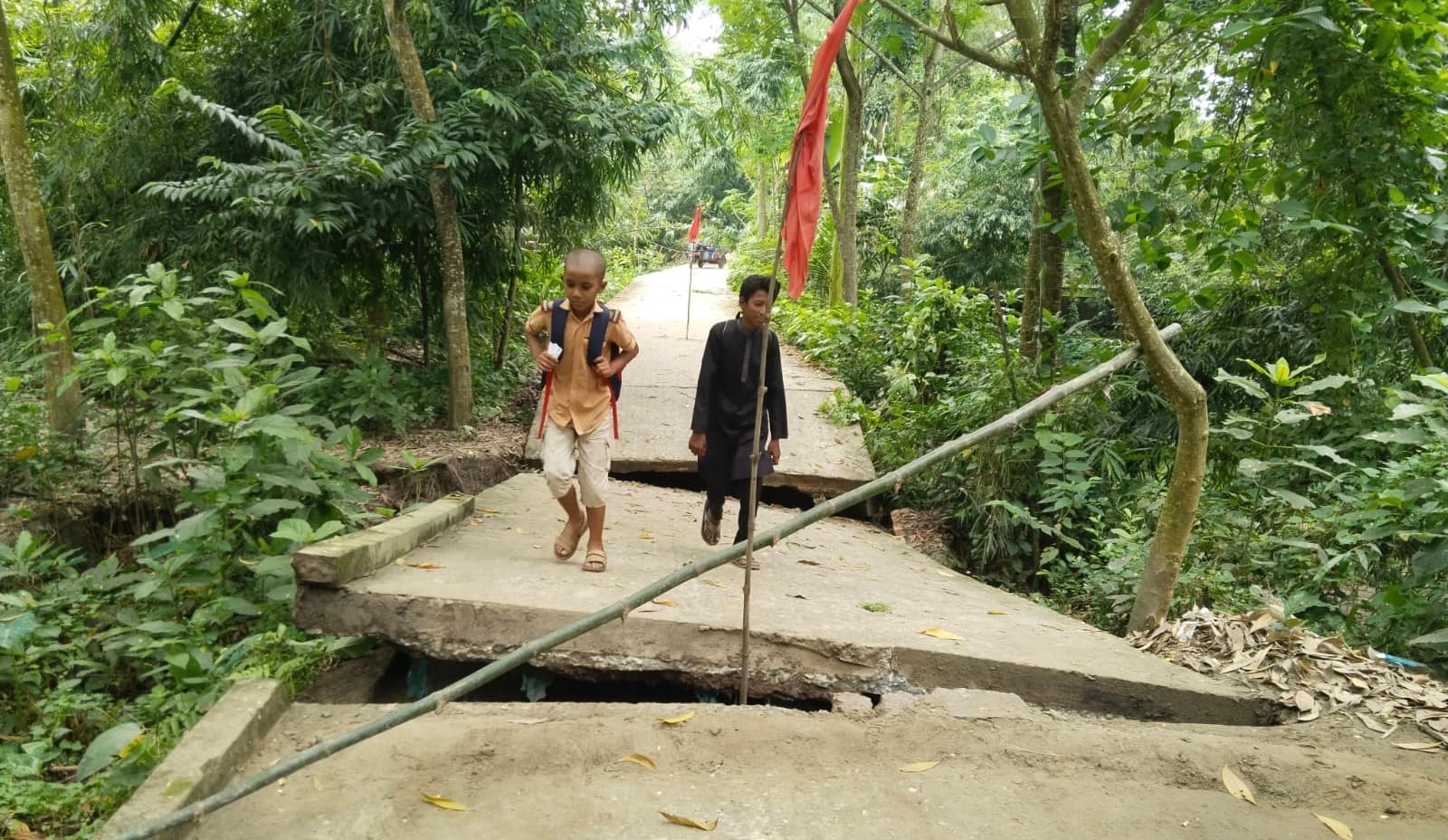 ধুনটে হঠাৎ রাস্তা ধসে যোগাযোগ বিচ্ছিন্ন: চরম দুর্ভোগে দুই গ্রামের হাজারো মানুষ