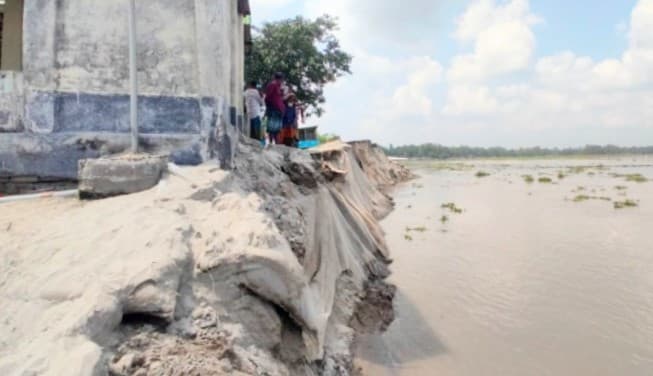 কোটি টাকার বাঁধ প্রতিরক্ষা ব্যর্থ: ধুনটে ভাঙনে বিলীন ৬০০ মিটার এলাকা