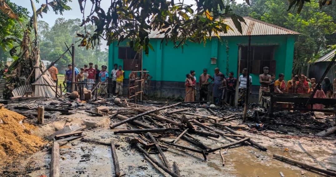 বগুড়া ধুনটে আগুনে পুড়ল জীবনের শেষ সম্বল: দিশেহারা এক হিন্দু পরিবার